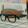 Lunettes RayBan IA posées à côté d'un verre de Coca