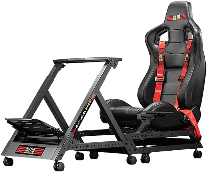 Meilleur cockpit simracing 2026 : le comparatif complet 29 Cockpit simracing Next Level Racing GTtrack, siège cuir noir, harnais 4 points rouge et châssis acier sur roulettes