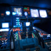 Cockpit d'avion de ligne de nuit, ambiance recréée par les simulateurs de vol et les HOTAS