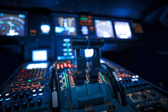 Cockpit d'avion de ligne de nuit, ambiance recréée par les simulateurs de vol et les HOTAS